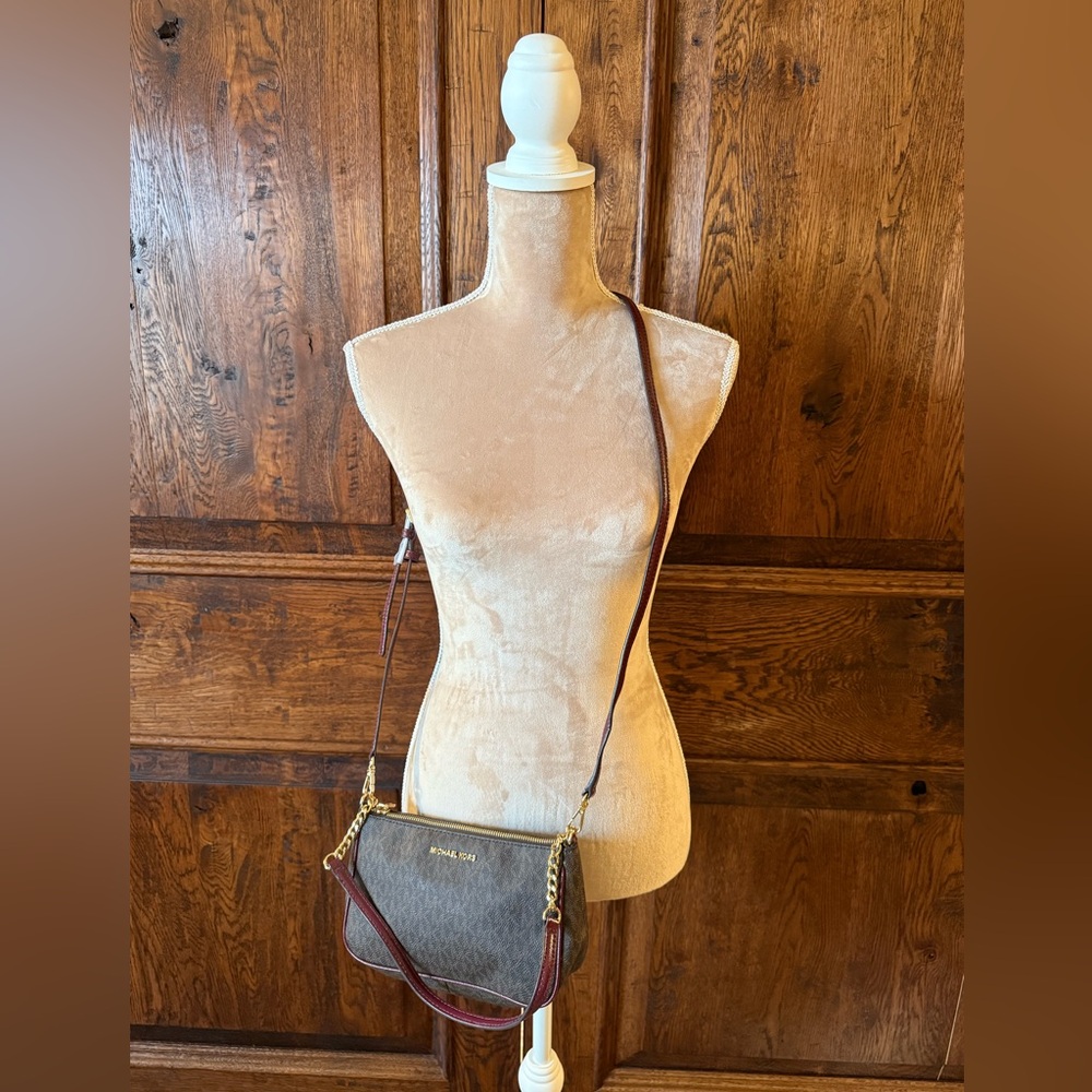 Michael Kors Elegant Brown/Wine hue Crossbody Bag/Over the shoulder gold chain.